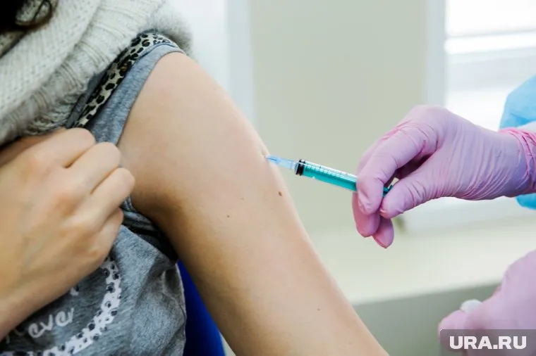 Чтобы не заболеть коронавирусом сразу после вакцинации, надо соблюдать карантинные меры и повременить с нагрузками