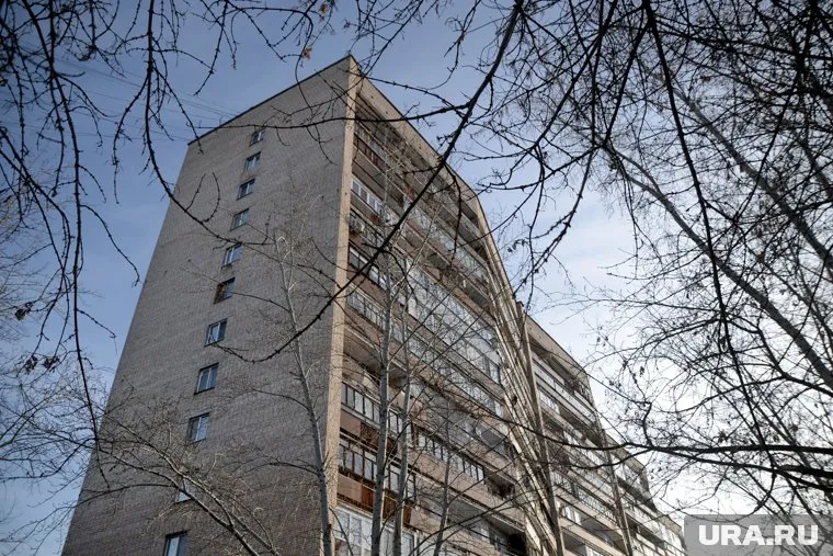 В поселке Белый Яр многоквартирный дом затапливает канализацией каждый месяц