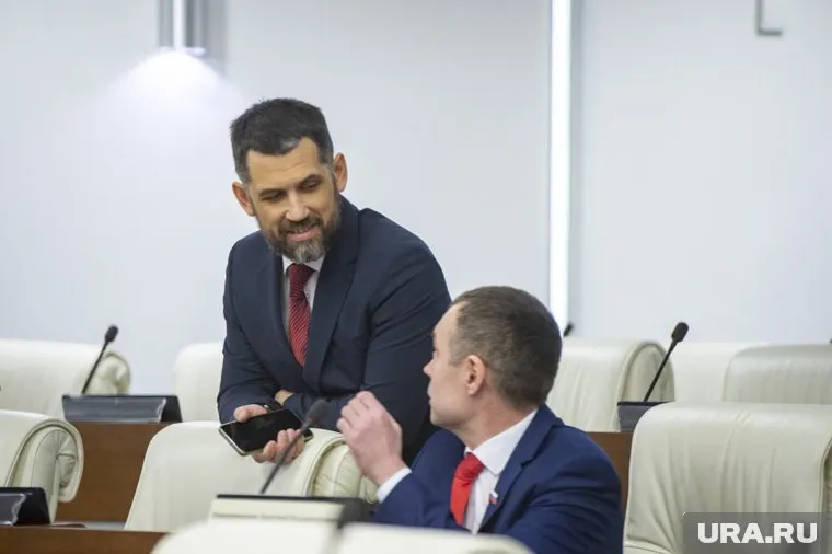 Алексею Наборщикову (слева) пришлось трое суток провести спецприемнике