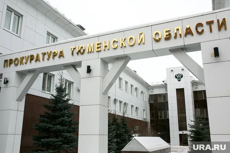 Днем 21 мая столб насквозь протаранил машину