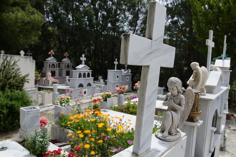 Виды Лимассола, Гирне, Куриона и Продромоса. ТРСК и Республика Кипр, крест, могила, кладбище, статуэтка, надгробие