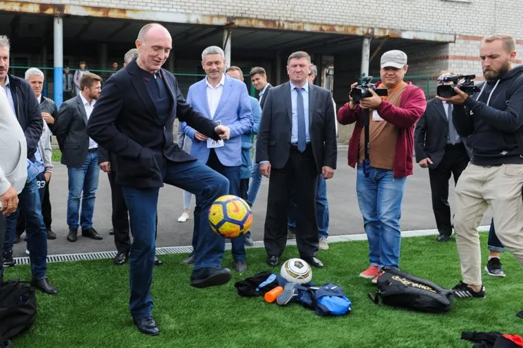 Визит Бориса Дубровского в Миасс на областные командные соревнования по сдаче ГТО. Челябинская область, Миасс, футбольный мяч, дубровский борис, тонких григорий