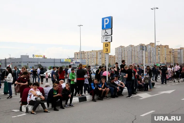 Причина эвакуации посетителей торгового центра не раскрывается