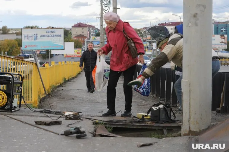 Строители заделывают сквозные дыры в мосту