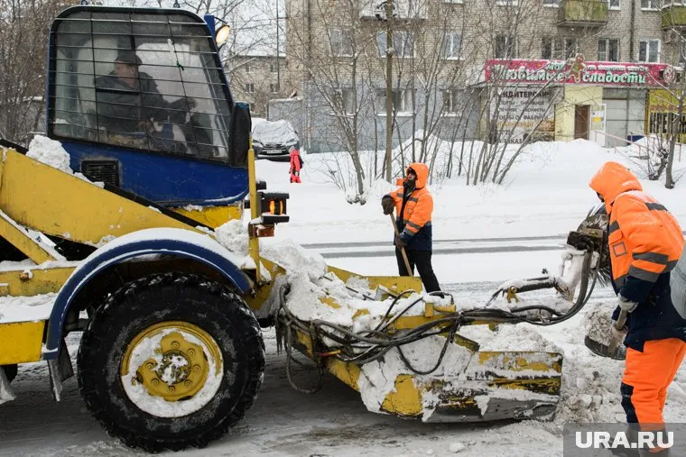 В городе начата массовая очистка крыш для предотвращения схода снега