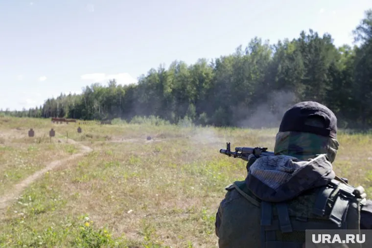 Мужчина открыл стрельбу по полицейским