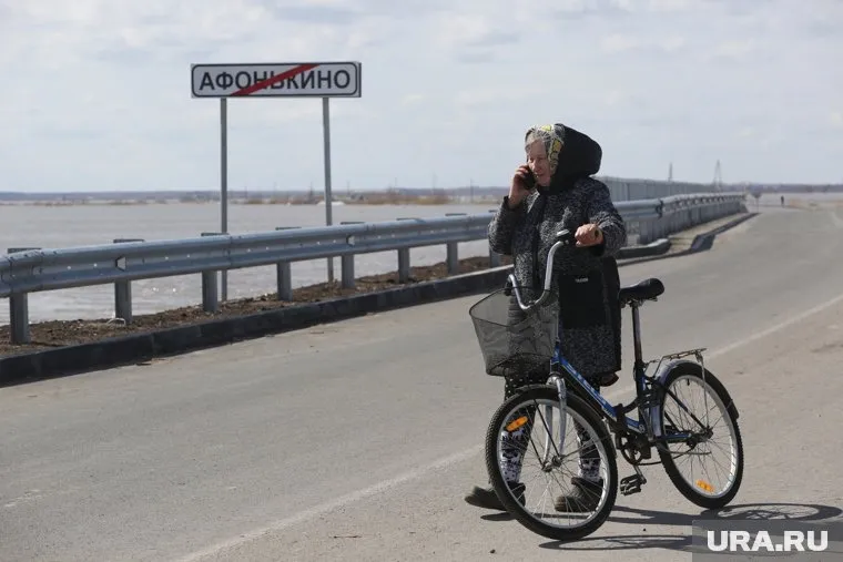 Местные жители начали эвакуироваться из затопленного села