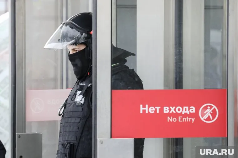 Люди в масках вывели из отеля больше 10 человек (архивное фото)