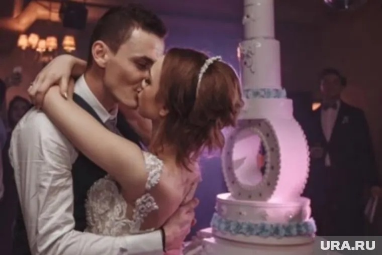 Девушка считает свою грудь небольшой