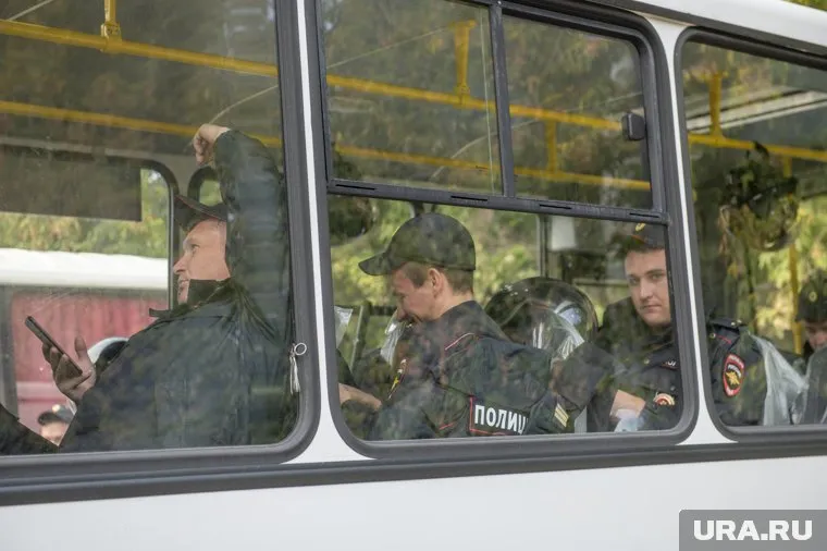 Провожающие полезли в автобус не по регламенту, поэтому их разнимали полицейские, заявил источник