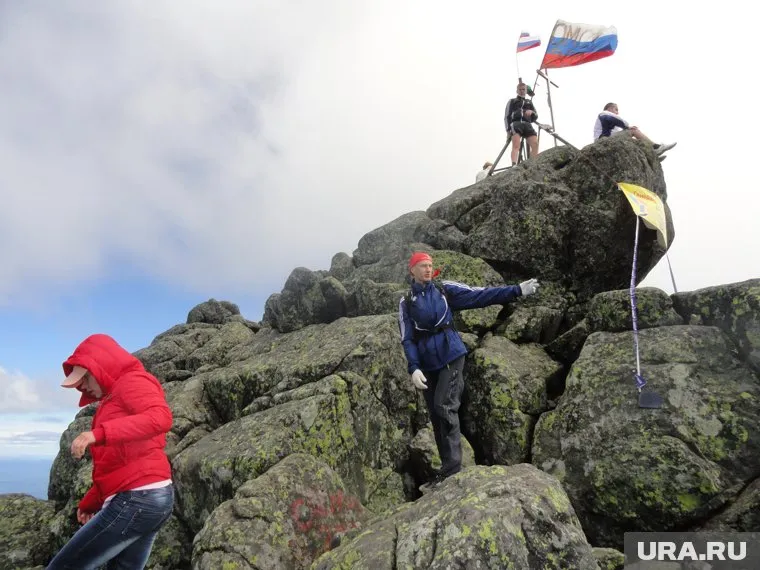 Волонтер обеспечивал спортсменов горячим чаем на вершине горы