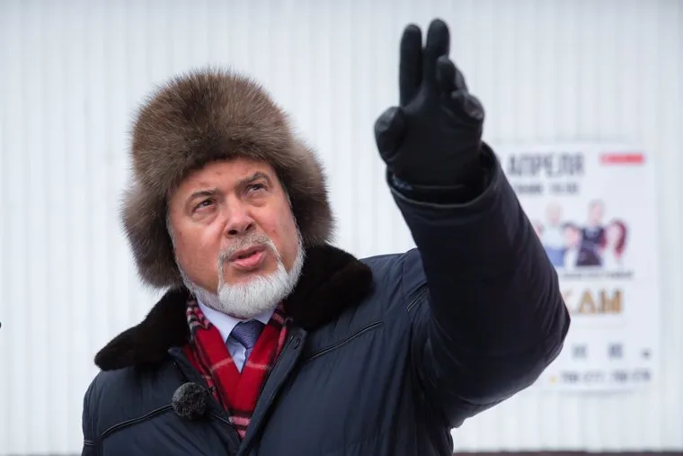 Уборка снега во дворах на улице Майской. Сургут