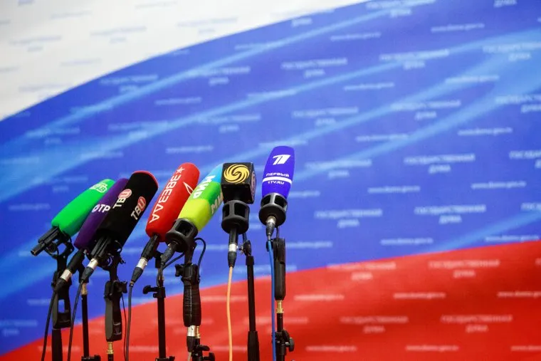 Представление Президентом России Владимиром Путиным Дмитрия Медведева на должность Премьер-министра в Государственной Думе. Москва, пресса, микрофоны, сми, государственная дума, журналисты, триколор, флаг россии, телеканалы, медиа