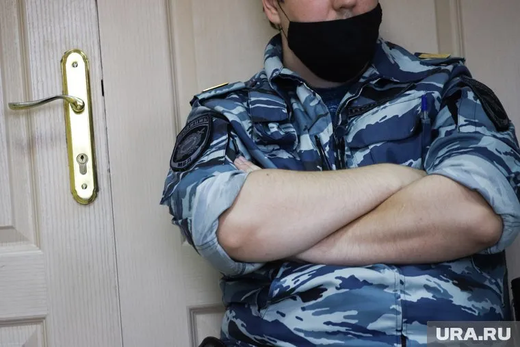 Охранникам запрещено оставлять пост пустым и читать во время работы