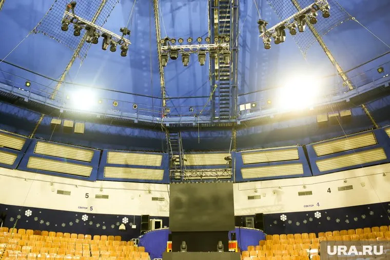 В московском цирке воздушный гимнаст упал с высоты и сломал позвоночник, сообщили журналисты