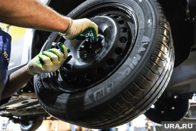 В шиномонтажных мастерских Тюмени начался горячий сезон