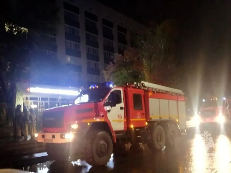 Спасатели МЧС потушили пожар 7 октября в БСМП Кургана