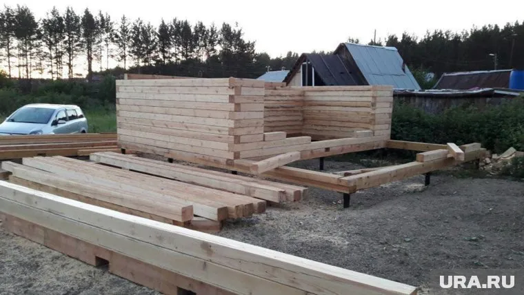 Собрав несколько венцов, строители исчезли