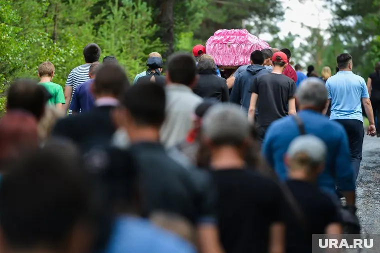 В последний путь убитую девочку провожали сотни людей