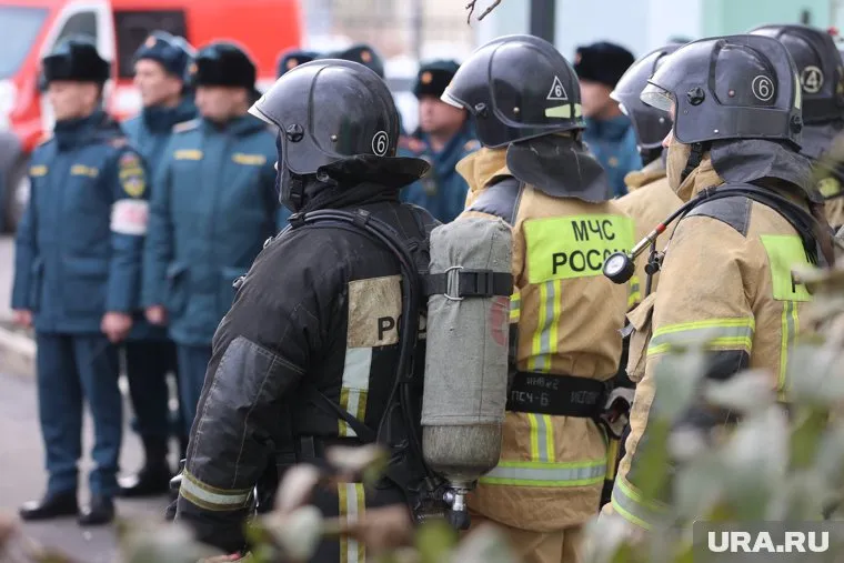 На месте происшествия проводится проливка и разбор конструкций здания