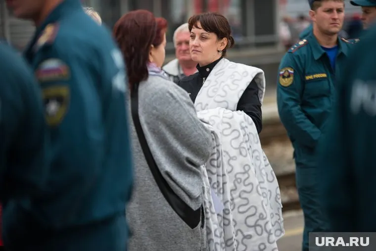 Российские бойцы размещают украинских беженцев