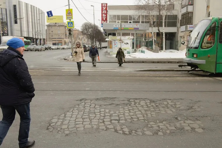 Состояние дорог Екатеринбурга, брусчатка, перекресток малышева луначарского