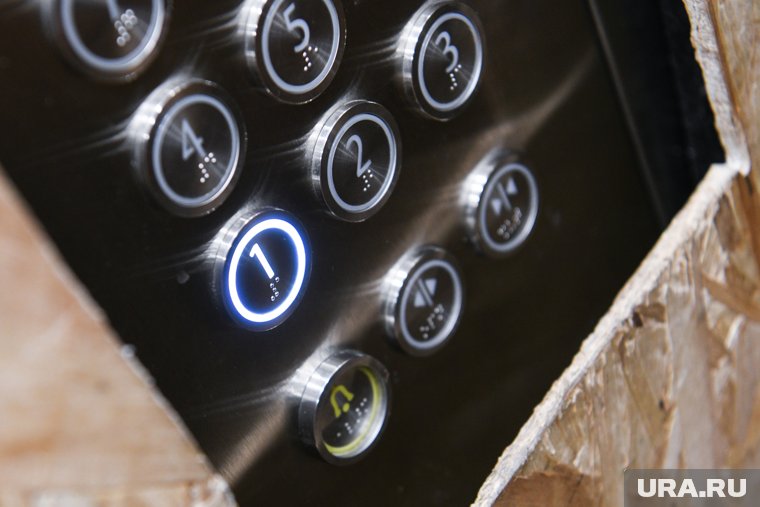 В Татарстане лифт с детьми пролетел девять этажей и едва не рухнул, спасло семью чудо. Видео