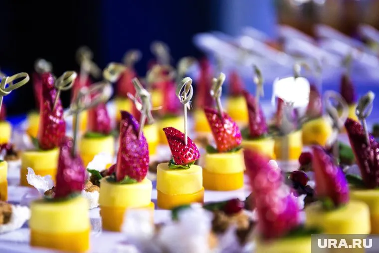 В перечне продуктов указаны канапе, бутерброды и мелкоштучная выпечка