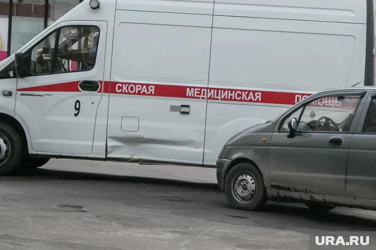 Карета скорой помощи везла роженицу в роддом