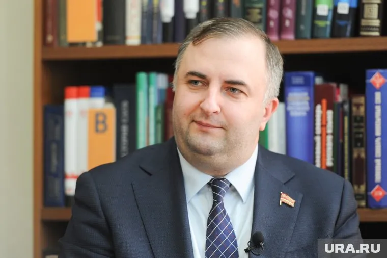 Премии лауреатам вручал председатель ЗСО Олег Гербер