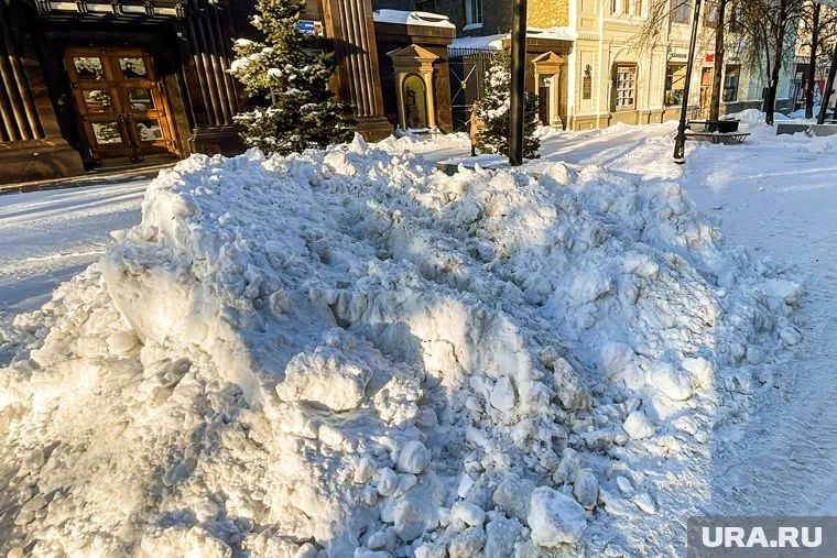 На Кировке началась уборка снежных куч