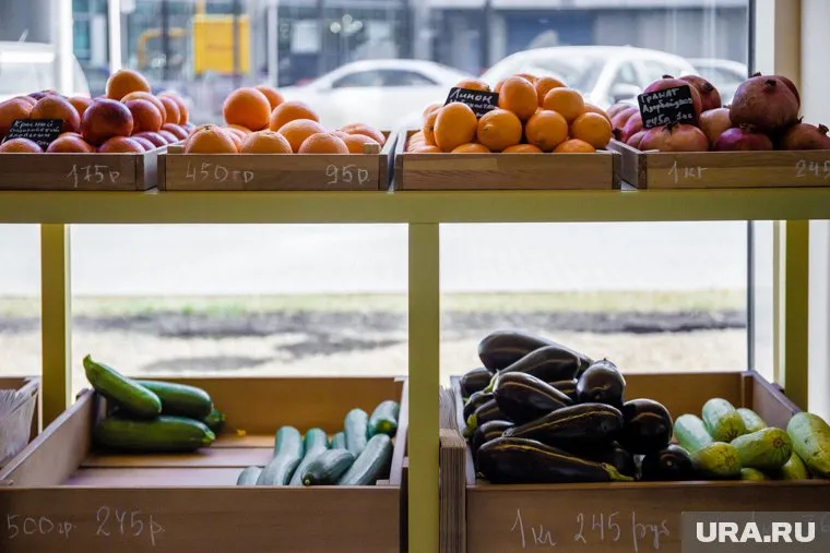 Предприниматель торгует фруктами и овощами