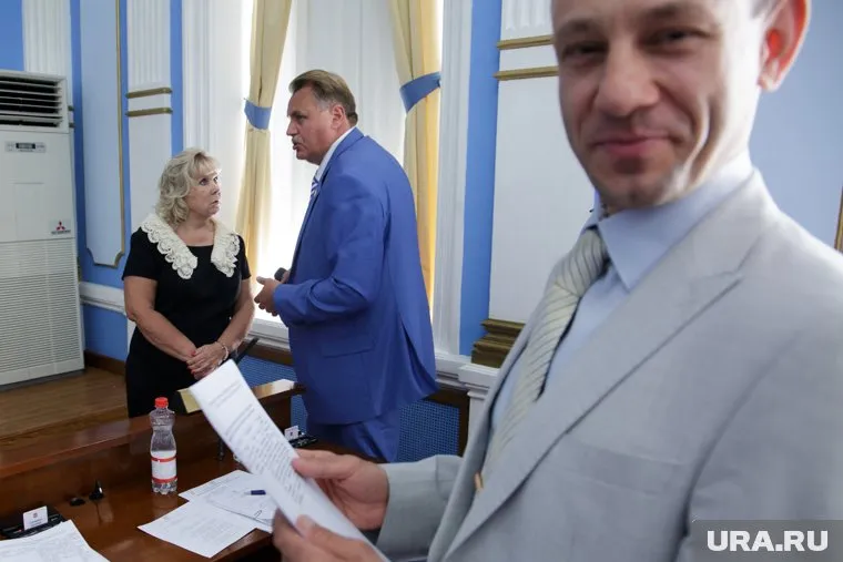 Вице-спикер думы Перми Дмитрий Малютин (справа) занял место председателя Юрия Уткина (в центре)
