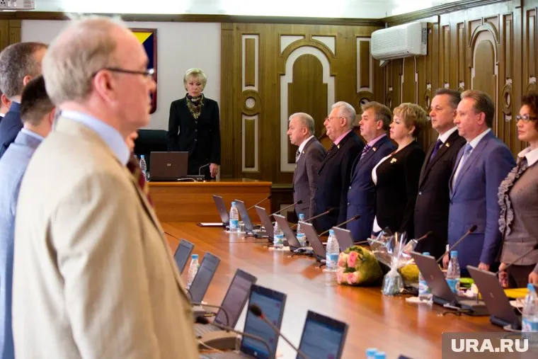 Депутаты не справились с исполнением гимна РФ (архивное фото)