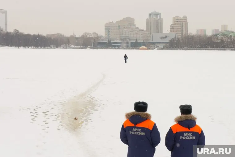 Подросток вышел на набережную Исети и, сделав пару шагов, провалился под лед