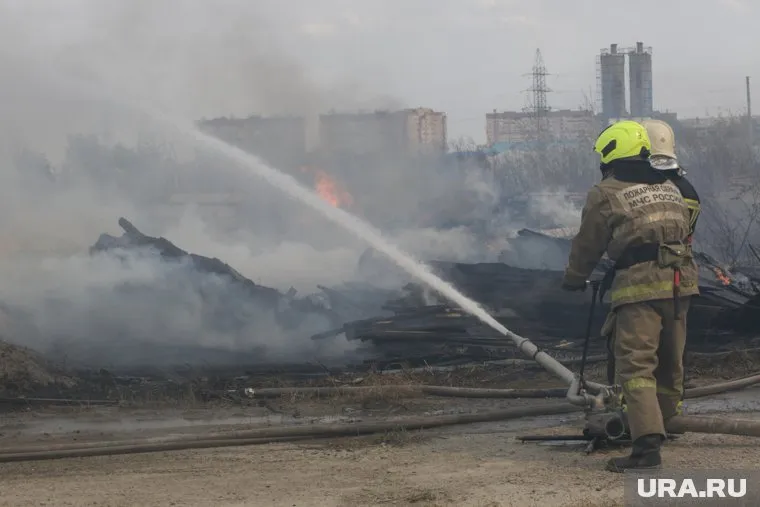 Спасатели тушат пожар в цыганском поселке Екатеринбурга