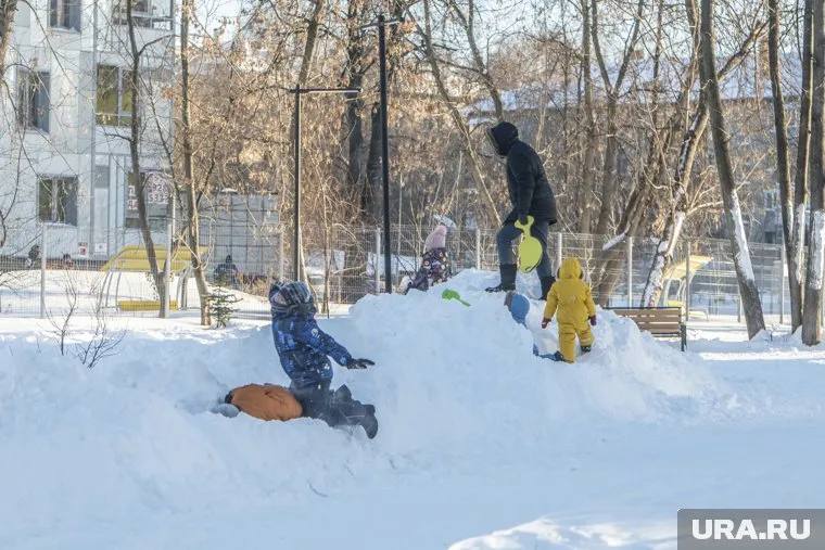 Дети и взрослые пачкают одежду краской, которая нанесена на фигуры (фото из архива)