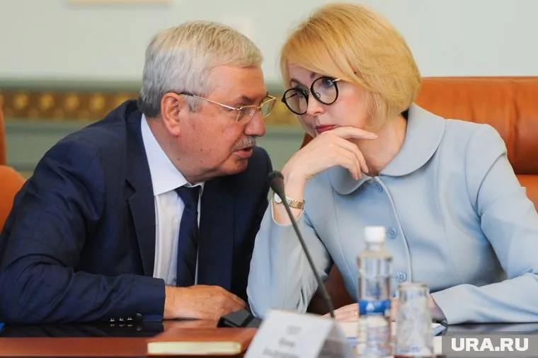 Владимир Мякуш (слева) готовится занять место Ирины Гехт в Совете Федерации РФ