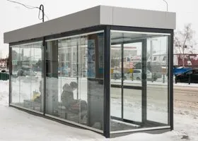 В Ноябрьске установили первую теплую остановку, созданную в ЯНАО