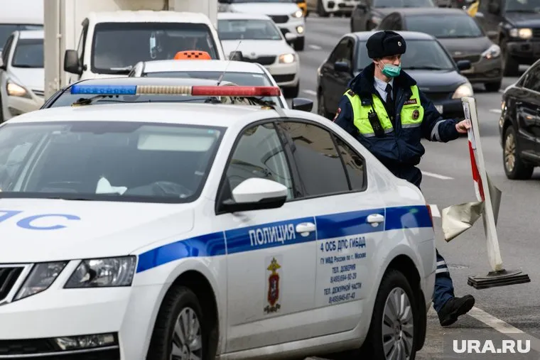 Побитую иномарку сенатора Олега Королева остановили полицейские