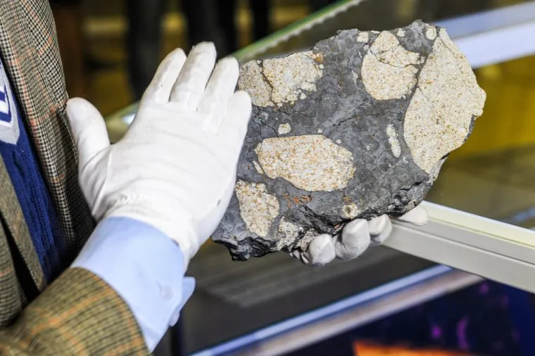 Метеорит, возвращение недостающего фрагмента в Челябинский краеведческий музей. Челябинск