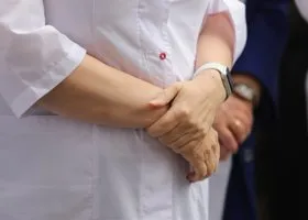 Мать юной свердловчанки, отравившейся в Сочи, просит прислать невропатолога к дочке