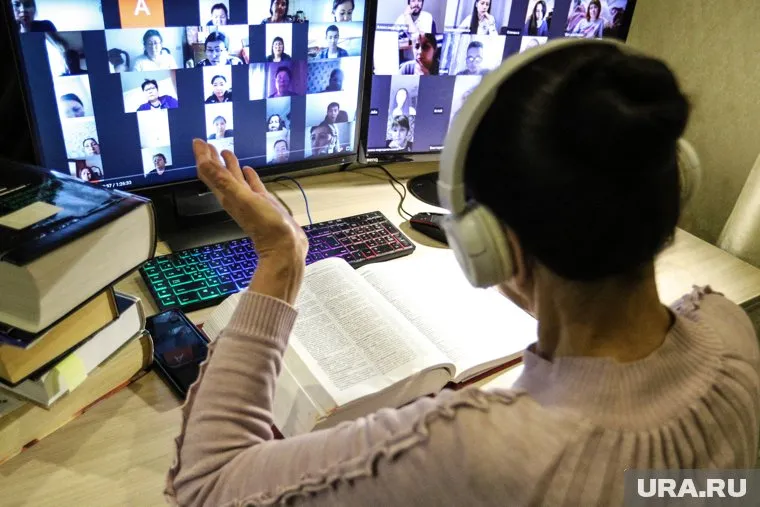 Учителя обвинили в превышении должностных полномочий из-за занятий в дистанционной форме