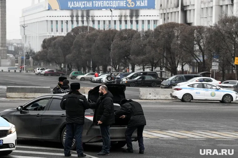 Город небольшими группами патрулируют военные