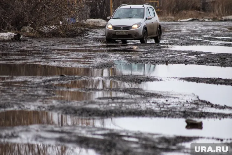Местные жители опасаются ездить по разбитой дороге (фото из архива)