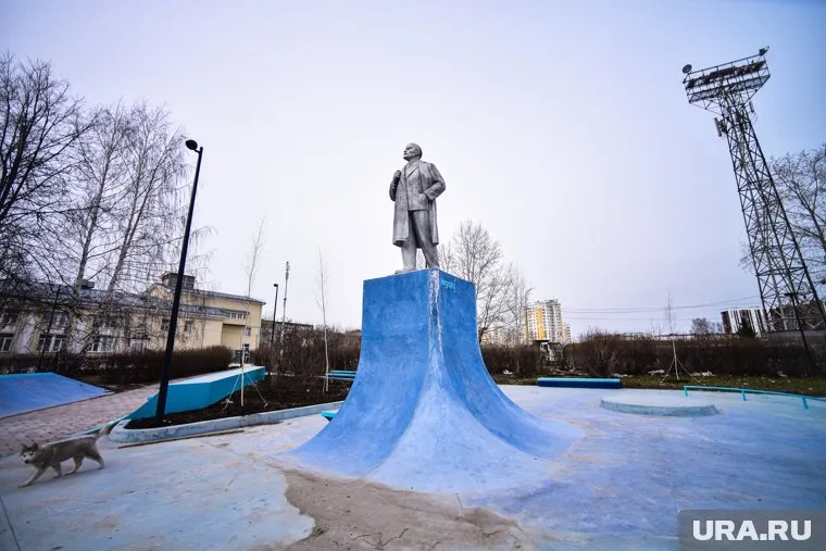 Памятник Ленину находится в центре Верхней Пышмы