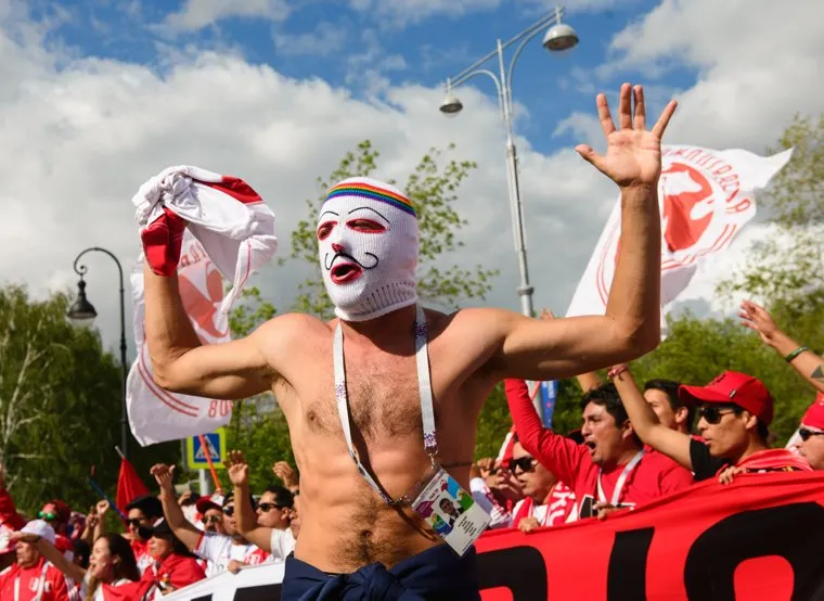 ЧМ-2018. Екатеринбург перед 21 матчем Чемпионата мира по футболу - Франция-Перу, футбольные фанаты, человек в маске, болельщики сборной перу