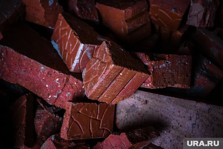 Кирпичи упали на стропальщика из-за разрыва упаковочной ленты