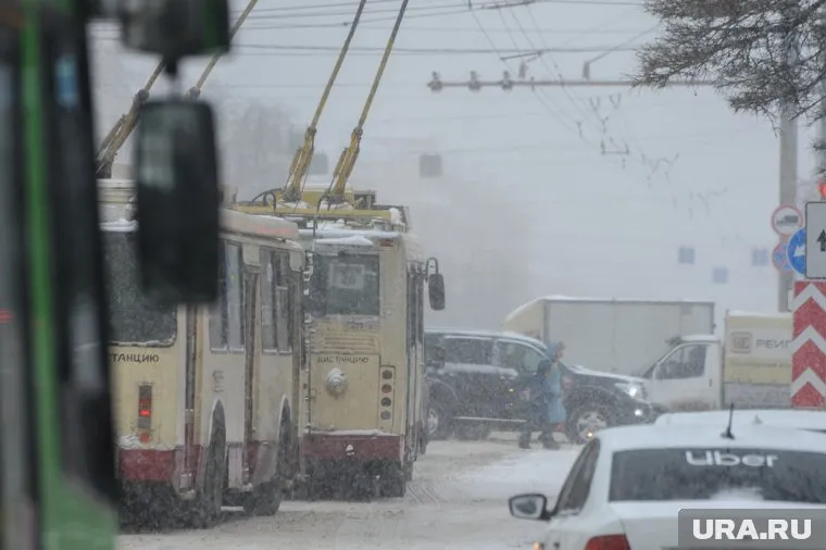 В Челябинске снегопад затрудняет дорожное движение