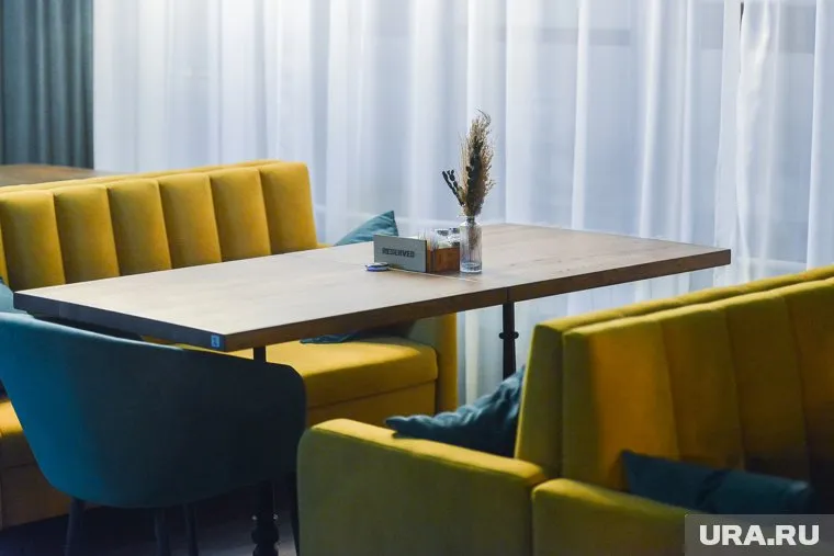 Бизнесмен, владеющий рестораном, отделался предупреждением за нелегальный алкоголь